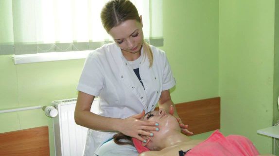 Wykonywanie zabiegów pielęgnacyjnych twarzy i ciała