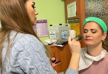 Wykonywanie makijażu twarzy