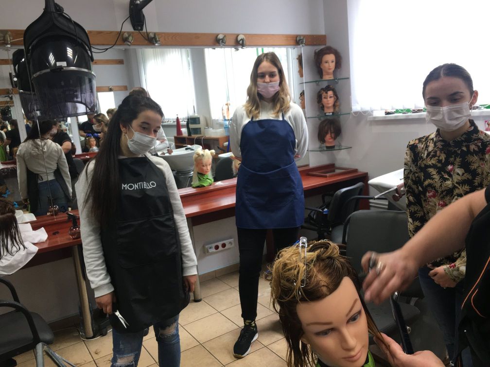 Nietrwałe odkształcanie włosów i formowanie fryzur