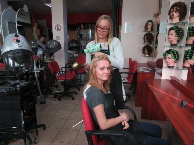 Wykonywanie fryzur na podstawie projektów